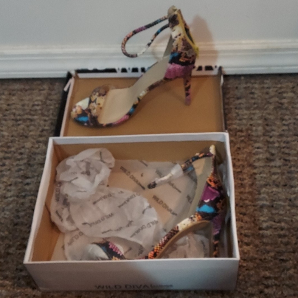 Size 9 Multi colored snake print strappy heel